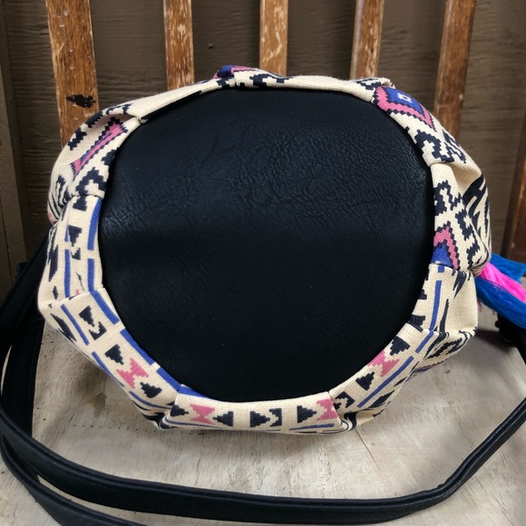 Lily Queen Aztec Crossbody Bucket Bag - Picture 9 of 10